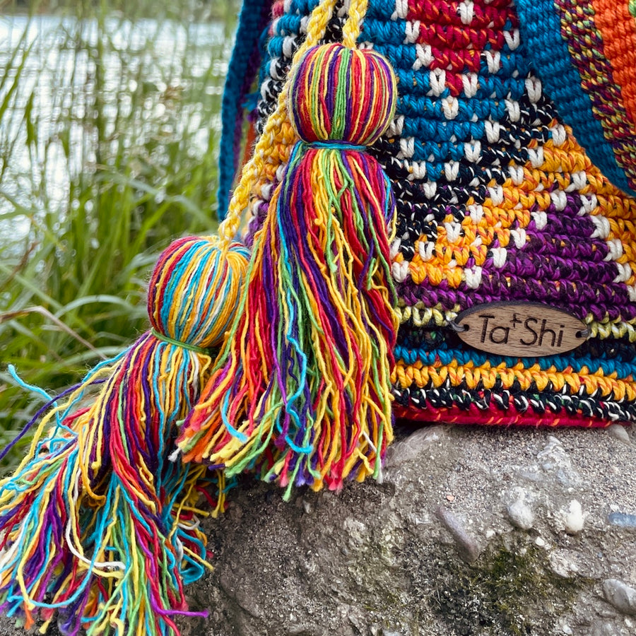 Ročna pletena torbica Inda pisane in mavričaste barve od Ta'Shi