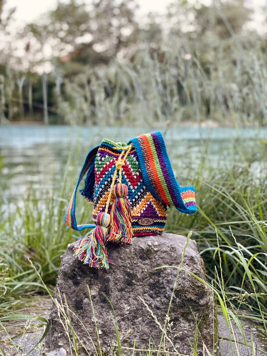 Pletena torbica s cofki mavričaste barve Inda od Ta'Shi