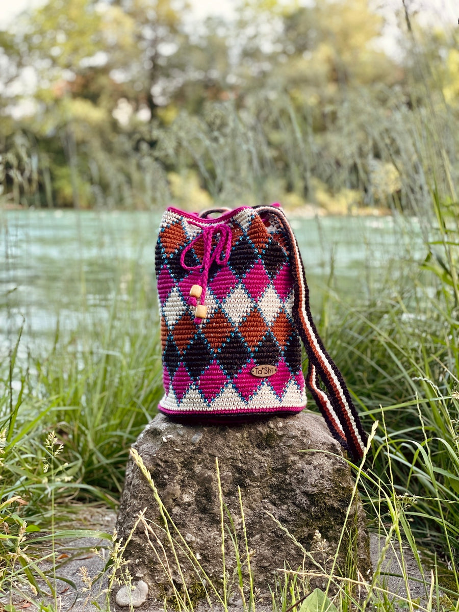 Ročno pletena torbica Atitlan v roza barvi od Ta'Shi