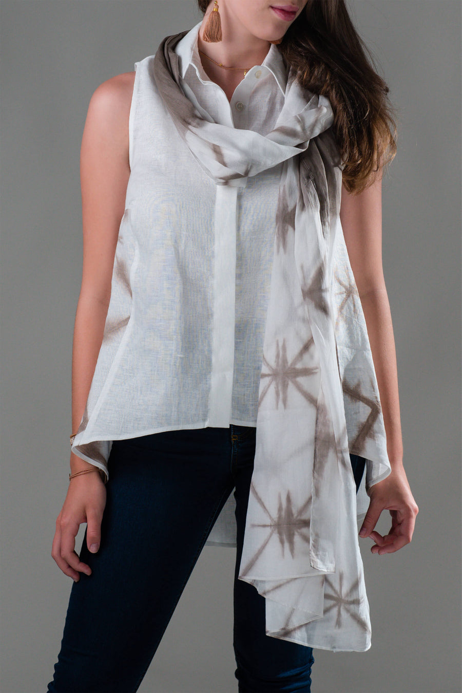 Bela lanena srajca s peščeno rjavim shibori tiskom in bel lanen šal sta del unikatne in brezčasne kolekcije Ta'Shi