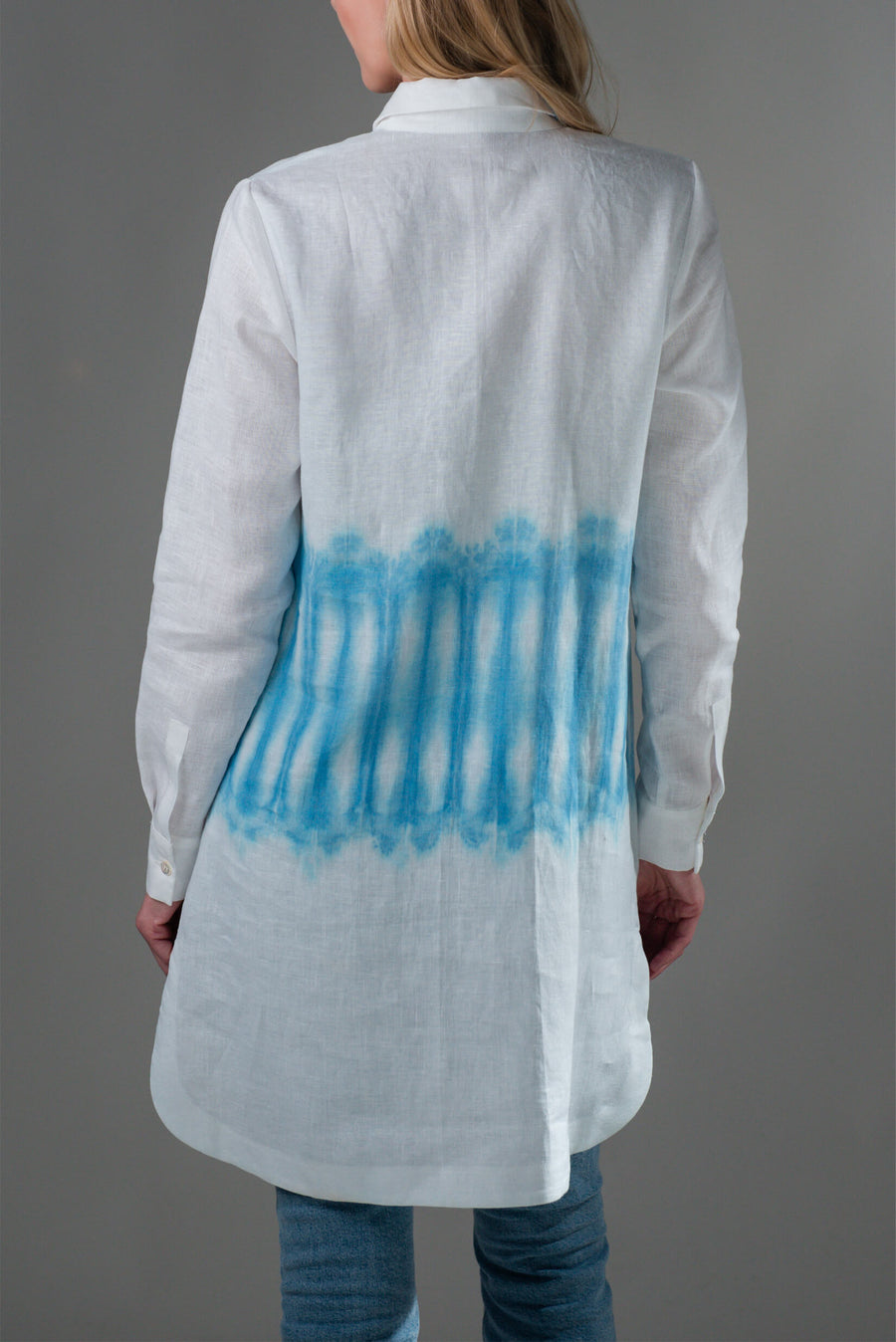Arashi daljša bela lanena srajca s shibori odtenkom poskrbi za unikaten in edinstven izgled, poleg tega je tudi iz naravnih materialov