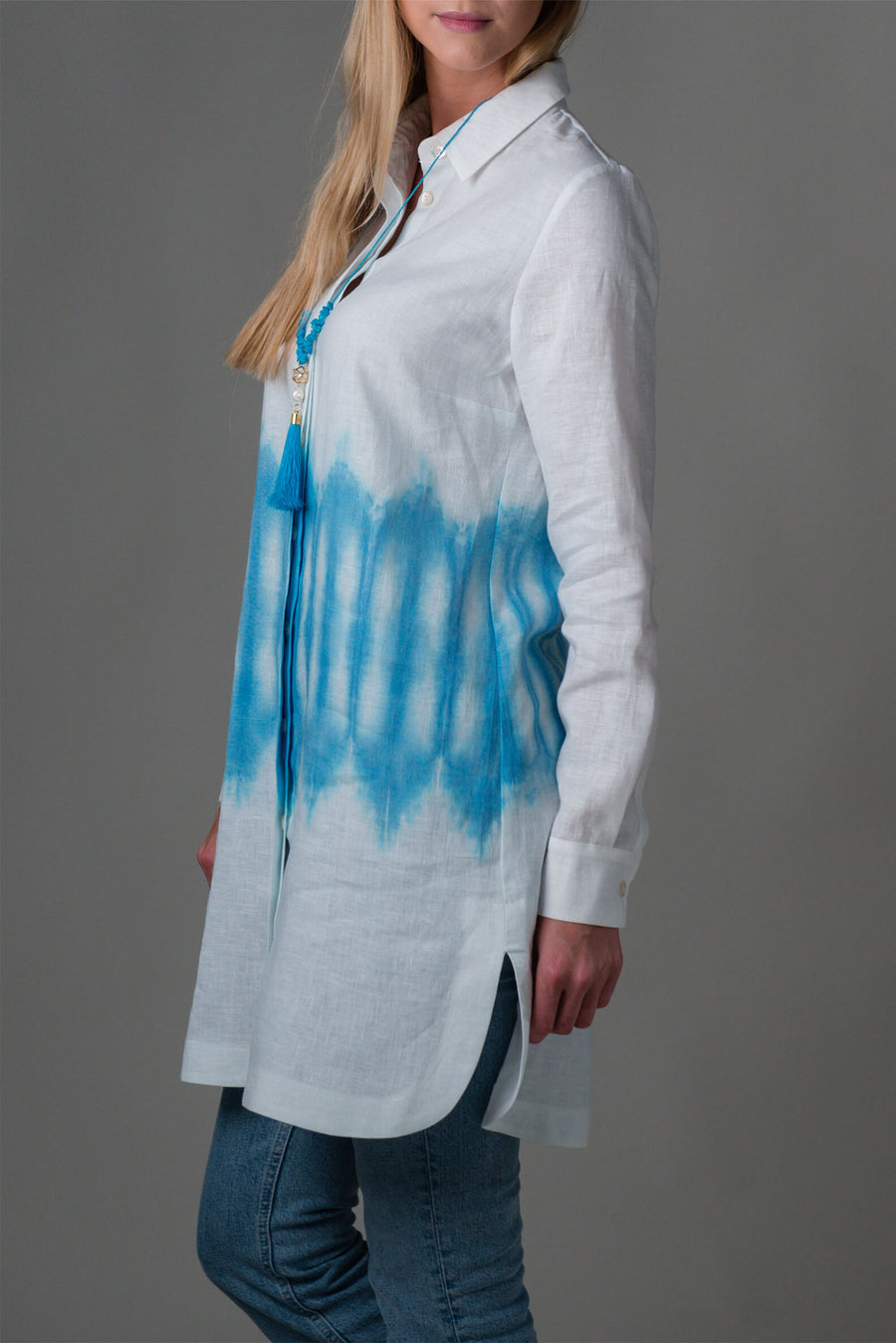 Bela lanena srajca z modrim tiskom je primerna za na plažo ali sprehod skozi mesto, ter je del unikatne kolekcije Ta'Shi