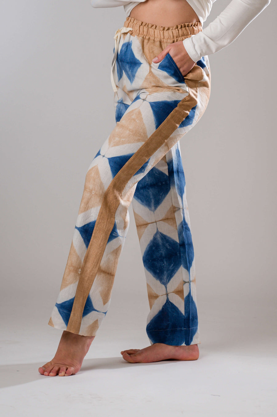 Naravne in unikatne shibori hlače Barok v modri barvi, od blagovne znamke Ta'Shi.