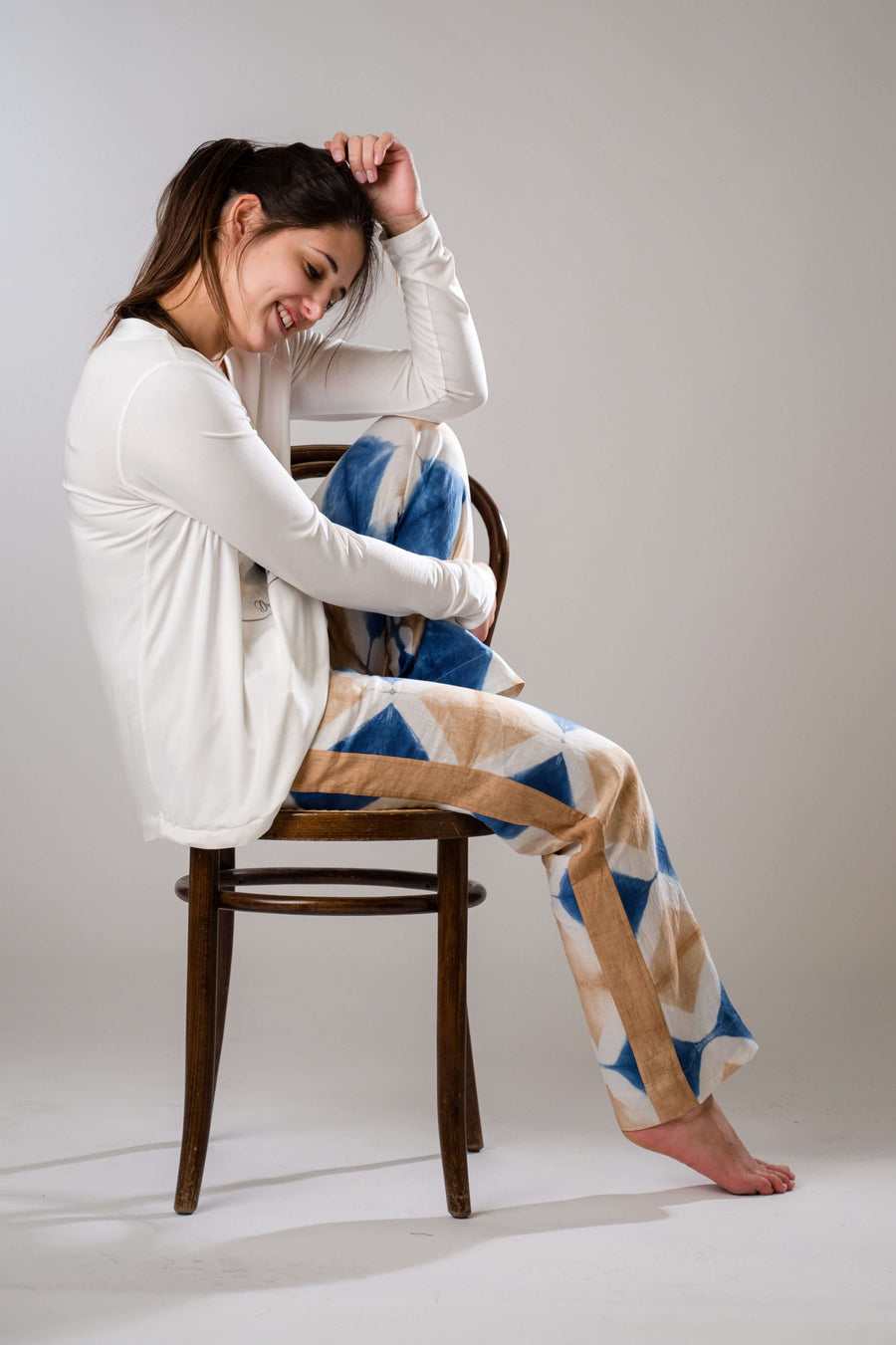 Ženske lanene shibori hlače s pisanim potiskom v modri in bež barvi od znamke Ta'Shi.